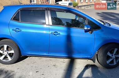 Хэтчбек Toyota Auris 2011 в 