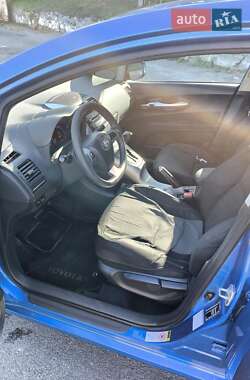 Хэтчбек Toyota Auris 2011 в 