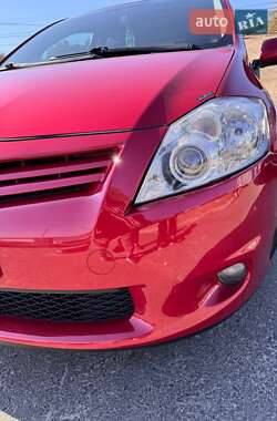 Хэтчбек Toyota Auris 2010 в 