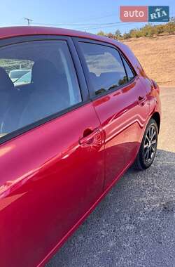 Хэтчбек Toyota Auris 2010 в 