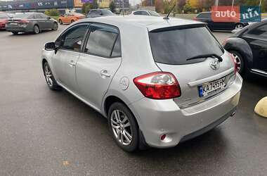 Хэтчбек Toyota Auris 2011 в 