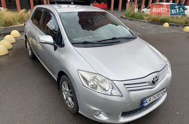 Хэтчбек Toyota Auris 2011 в 