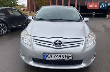 Хэтчбек Toyota Auris 2011 в 