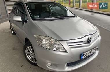Хэтчбек Toyota Auris 2011 в 