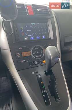 Хэтчбек Toyota Auris 2011 в 