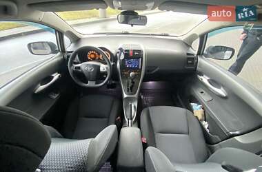 Хэтчбек Toyota Auris 2011 в 