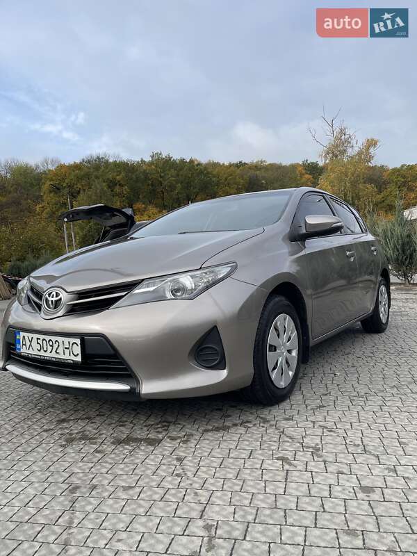 Хэтчбек Toyota Auris 2013 в Полтаве