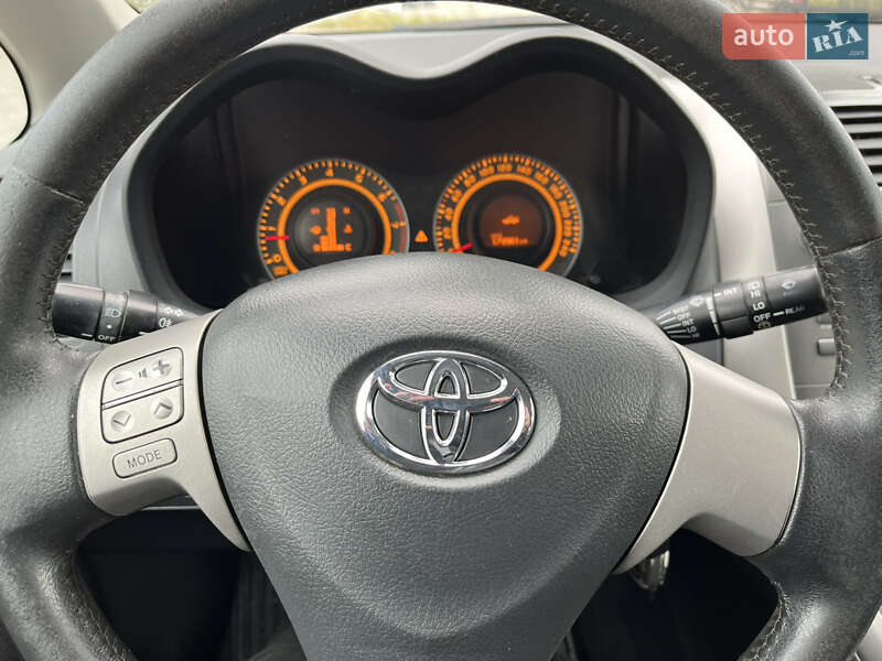 Хэтчбек Toyota Auris 2008 в Черновцах