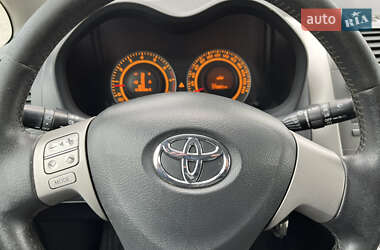 Хэтчбек Toyota Auris 2008 в 