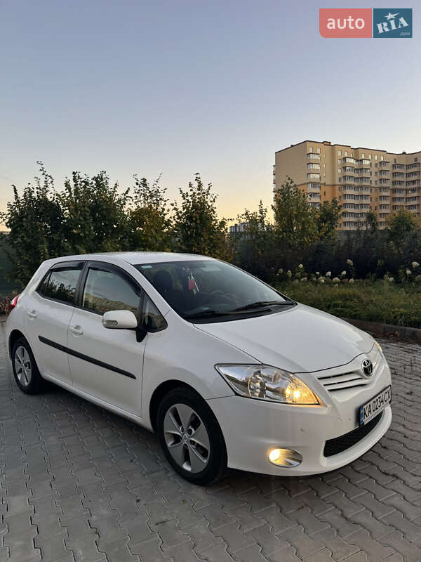 Хэтчбек Toyota Auris 2011 в Киеве
