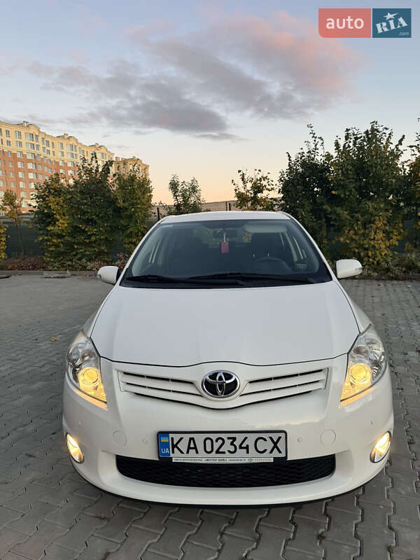 Хэтчбек Toyota Auris 2011 в Киеве