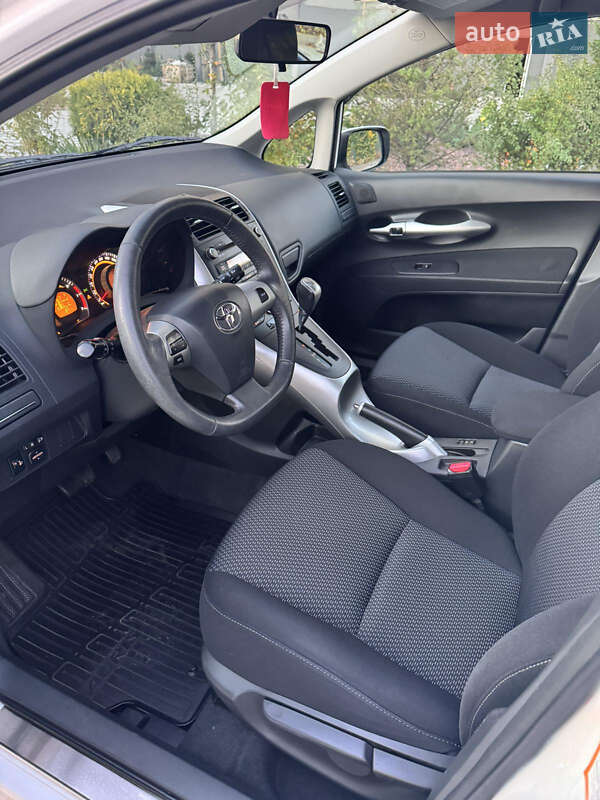 Хэтчбек Toyota Auris 2011 в Киеве