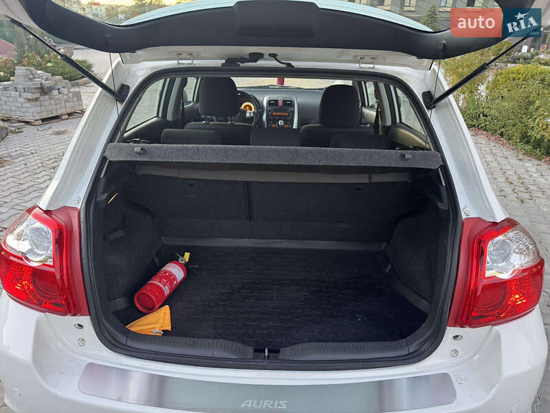 Хэтчбек Toyota Auris 2011 в Киеве