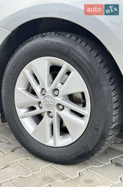 Хэтчбек Toyota Auris 2014 в 