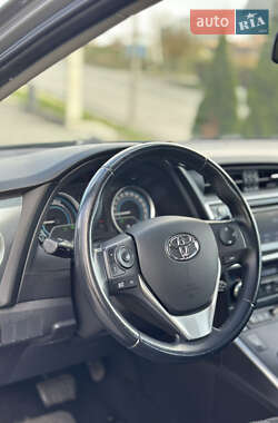 Хэтчбек Toyota Auris 2014 в 