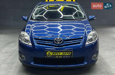 Хетчбек Toyota Auris 2011 в 