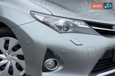 Хэтчбек Toyota Auris 2012 в 