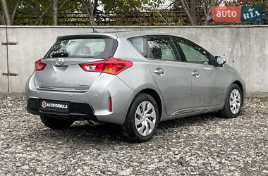 Хэтчбек Toyota Auris 2012 в 