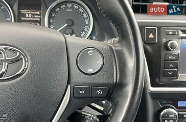 Хэтчбек Toyota Auris 2012 в 