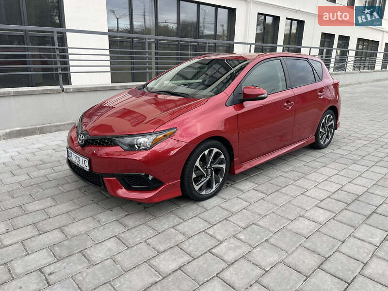 Хэтчбек Toyota Auris 2015 в Ровно