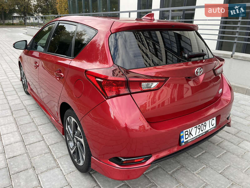 Хэтчбек Toyota Auris 2015 в Ровно