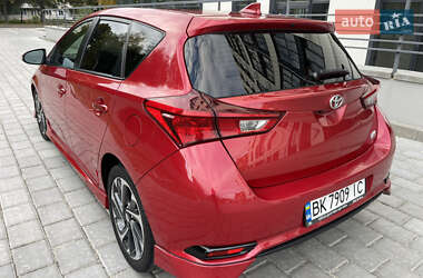 Хэтчбек Toyota Auris 2015 в 