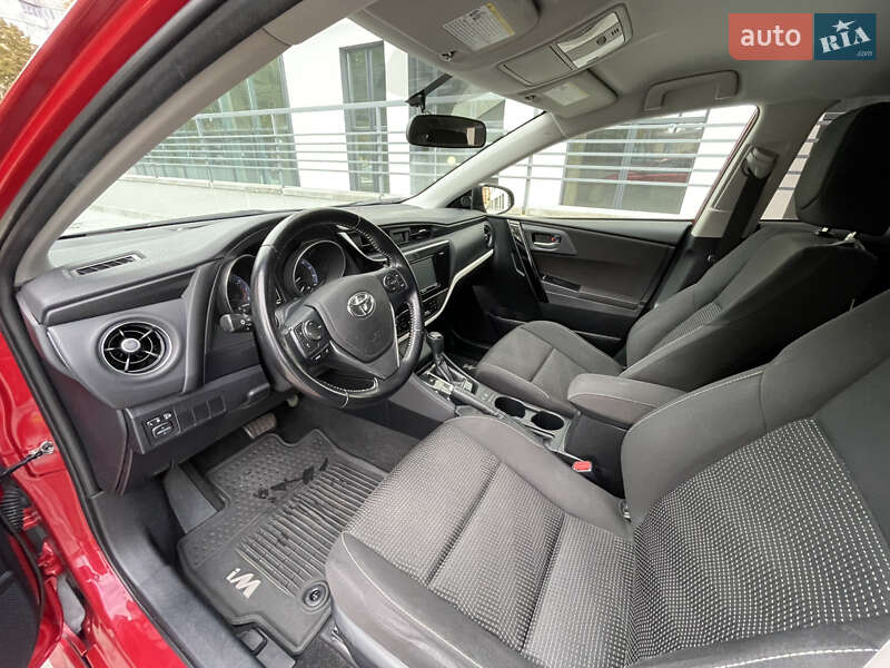 Хэтчбек Toyota Auris 2015 в Ровно