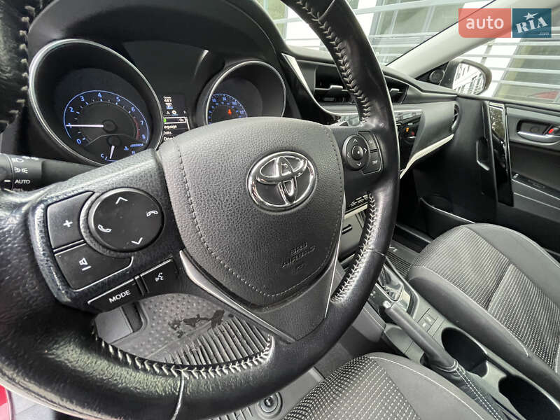 Хэтчбек Toyota Auris 2015 в Ровно