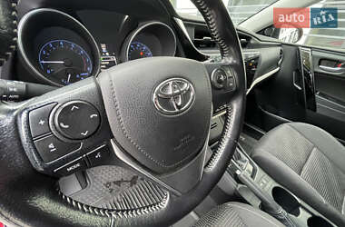 Хэтчбек Toyota Auris 2015 в 