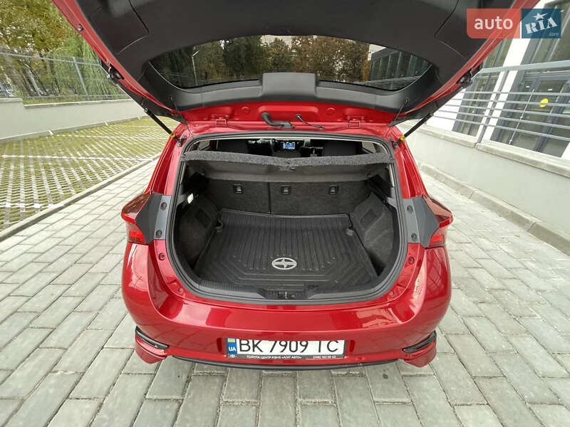 Хэтчбек Toyota Auris 2015 в Ровно