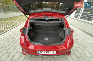 Хэтчбек Toyota Auris 2015 в 