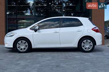 Хэтчбек Toyota Auris 2011 в 