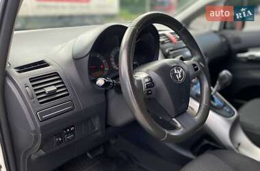 Хэтчбек Toyota Auris 2011 в 