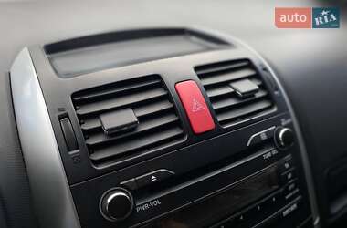 Хэтчбек Toyota Auris 2011 в 