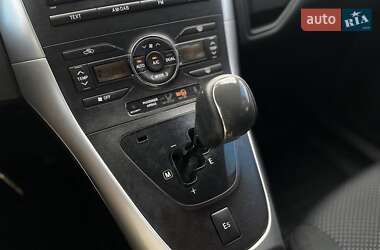 Хэтчбек Toyota Auris 2011 в 