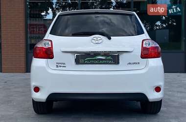 Хэтчбек Toyota Auris 2011 в 