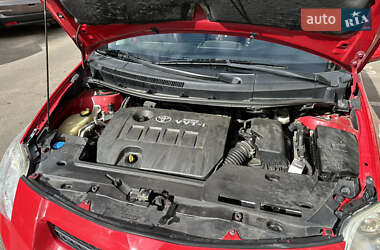 Хэтчбек Toyota Auris 2009 в 