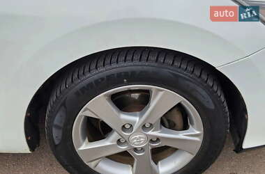 Хэтчбек Toyota Auris 2011 в 