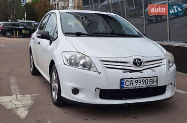 Хэтчбек Toyota Auris 2011 в 