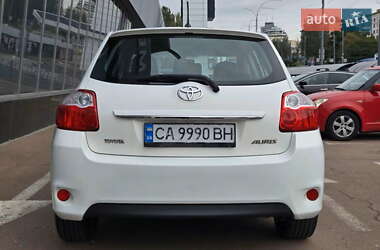 Хэтчбек Toyota Auris 2011 в 