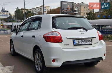 Хэтчбек Toyota Auris 2011 в 