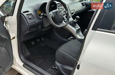 Хэтчбек Toyota Auris 2011 в 