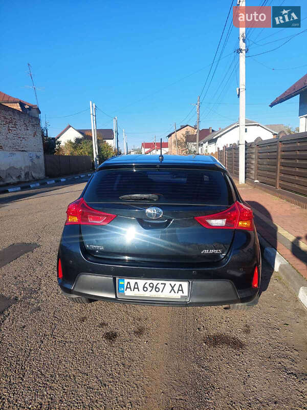 Хетчбек Toyota Auris 2013 в Стрию