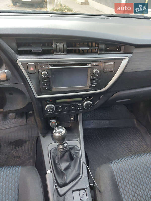 Хетчбек Toyota Auris 2013 в Стрию