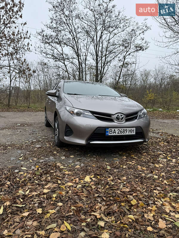 Хэтчбек Toyota Auris 2013 в Кропивницком