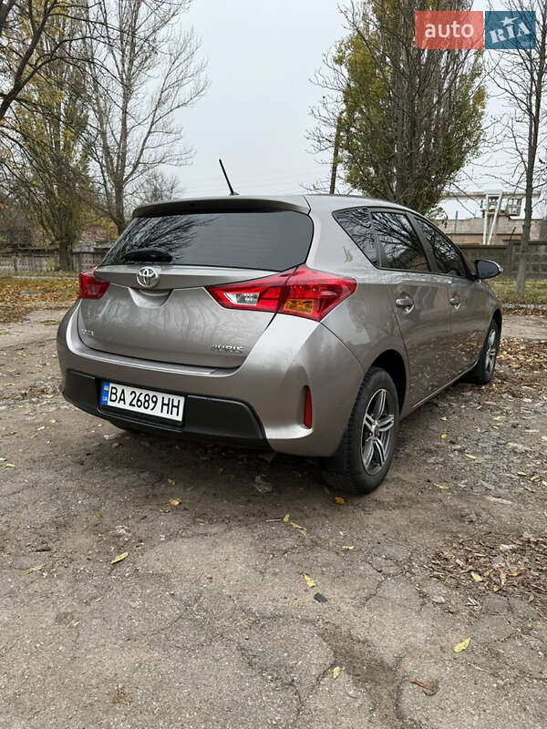 Хэтчбек Toyota Auris 2013 в Кропивницком