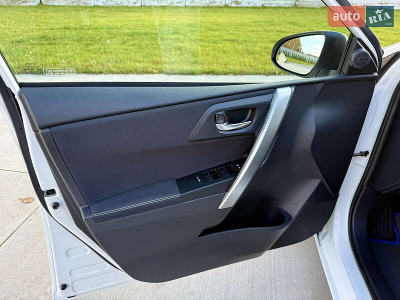 Хэтчбек Toyota Auris 2014 в Луцке