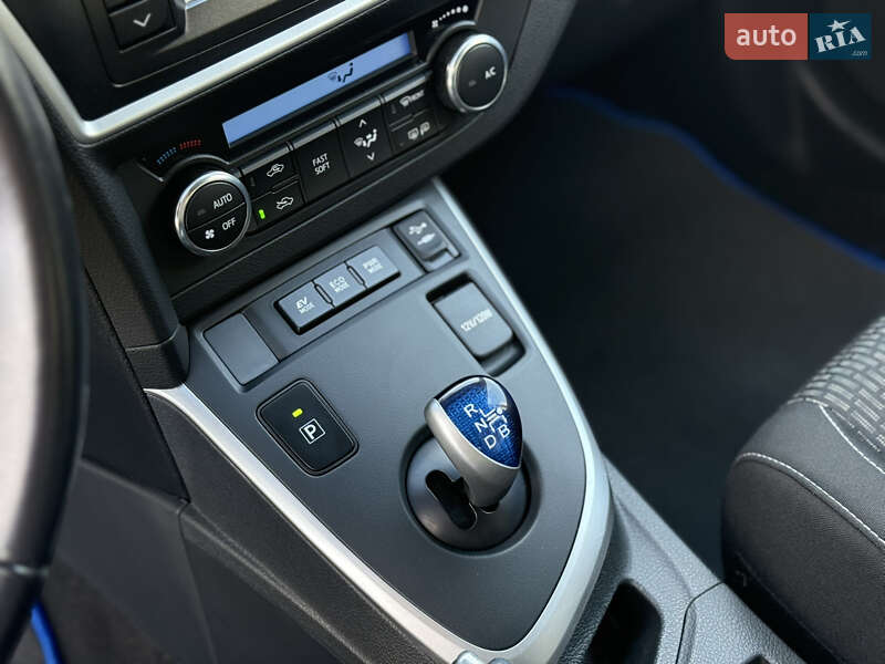 Хэтчбек Toyota Auris 2014 в Луцке