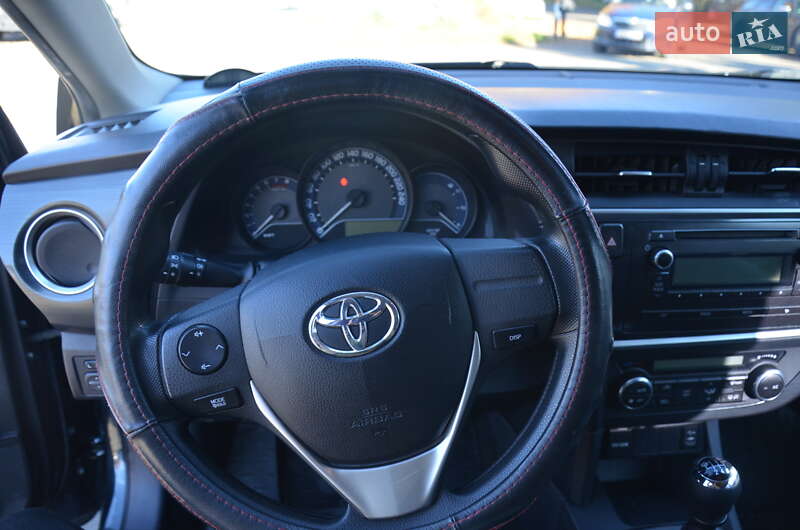 Хэтчбек Toyota Auris 2014 в Киеве