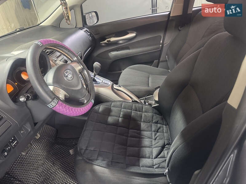 Хэтчбек Toyota Auris 2008 в Каменском